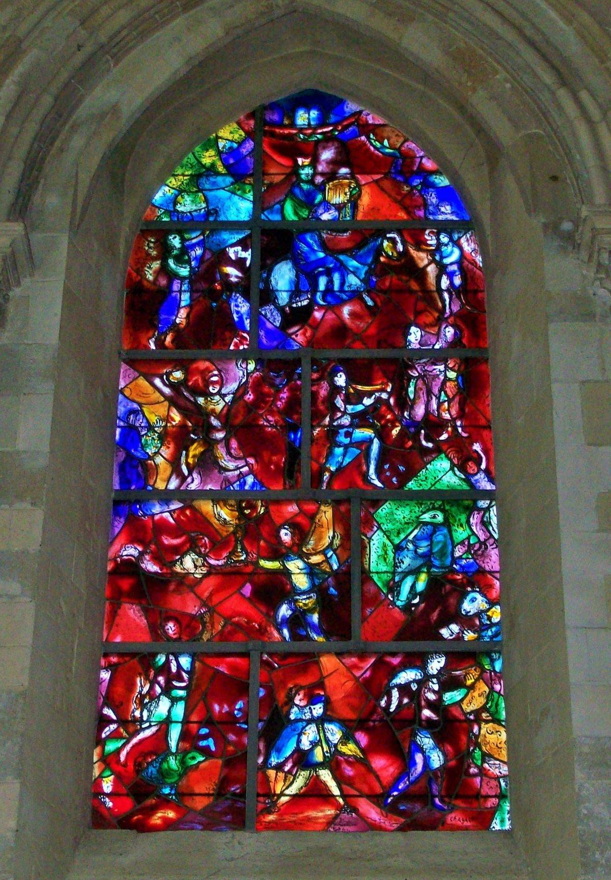 대성당 내부 스테인드글라스 창문 (특히 샤갈 창문)