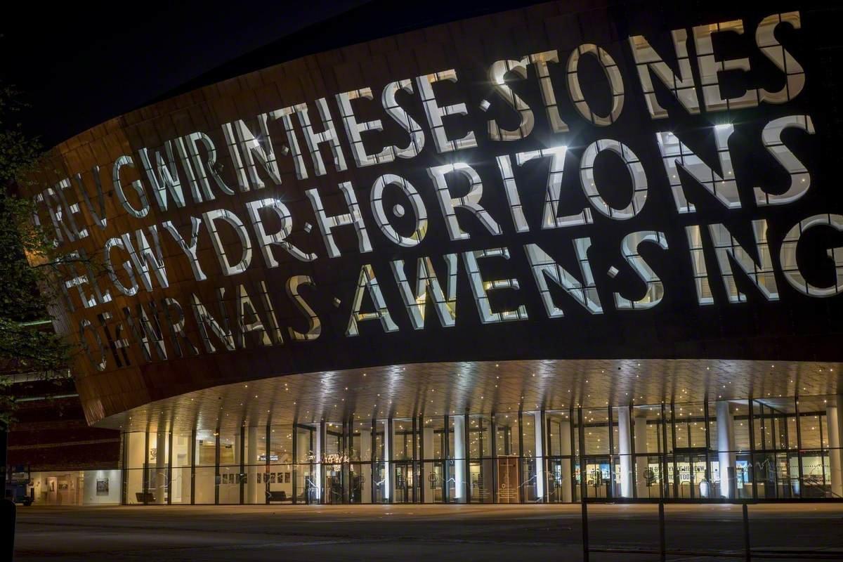 웨일스 밀레니엄 센터 정면 (명문 및 구리색 돔 배경)