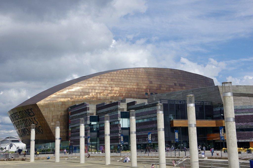 로알드 달 플라스(Roald Dahl Plass)에서 바라본 센터 전경