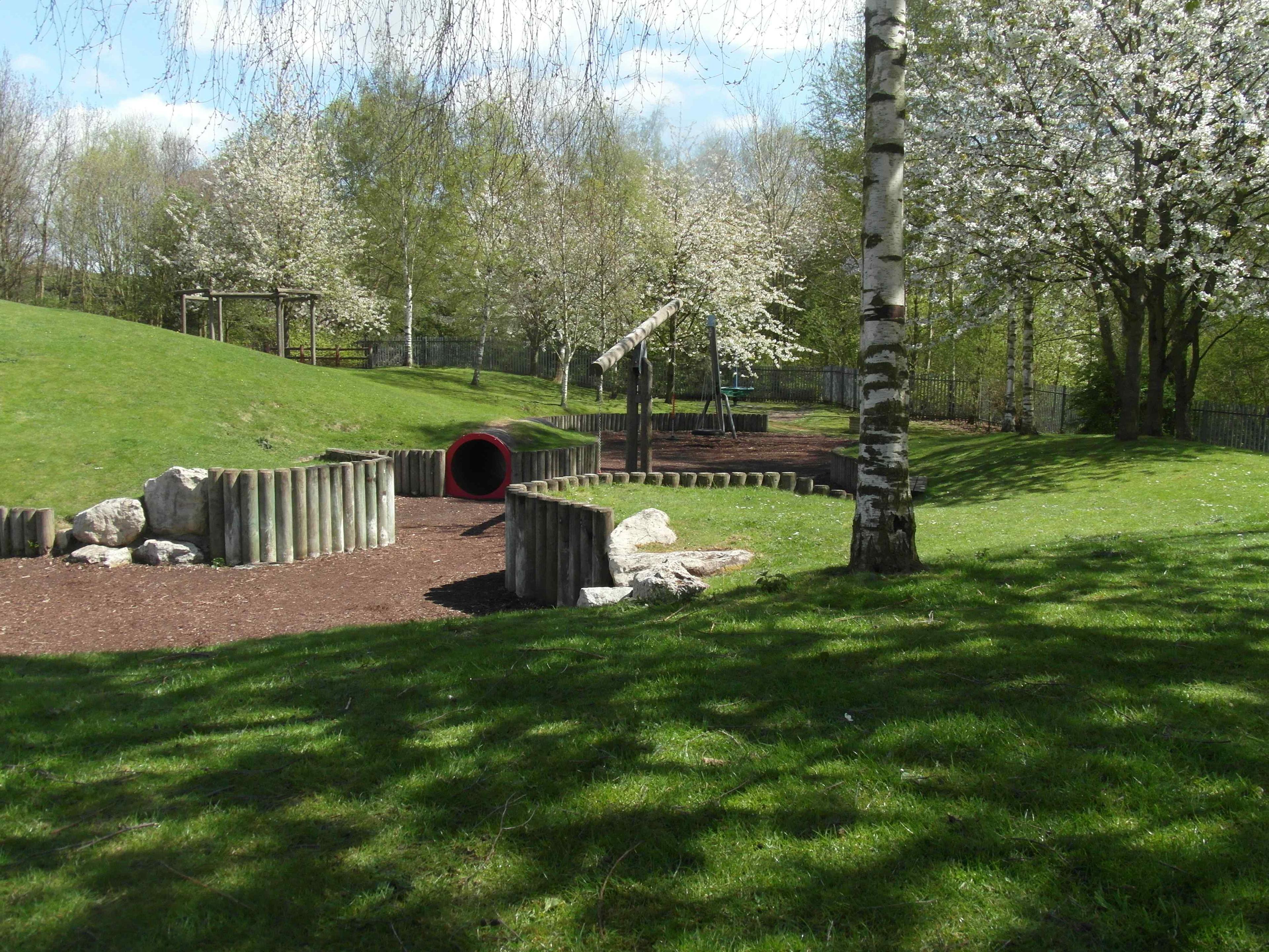 잘 가꾸어진 꽃밭과 호숫가 좌석