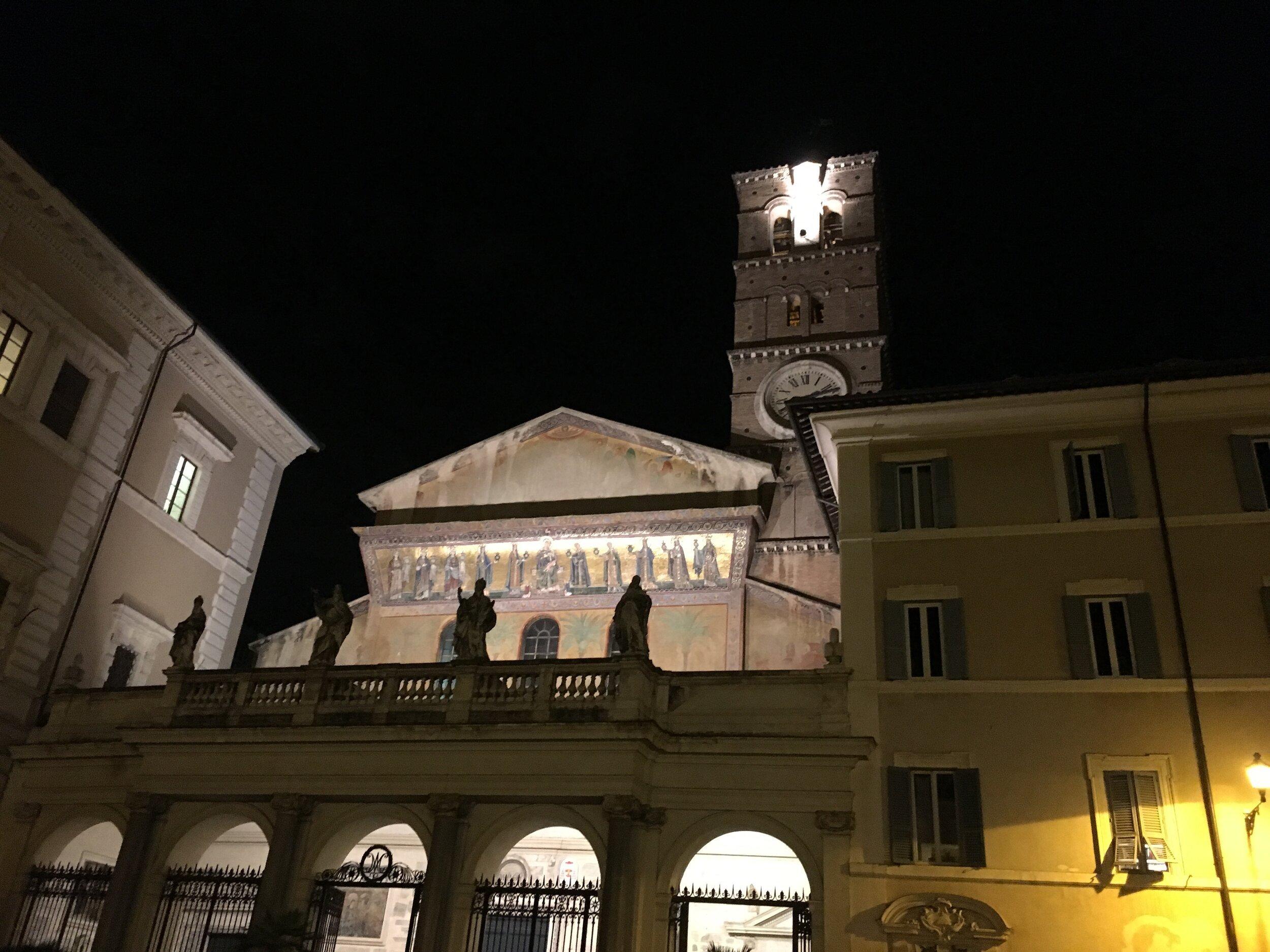 성당 정면 파사드 (야간)