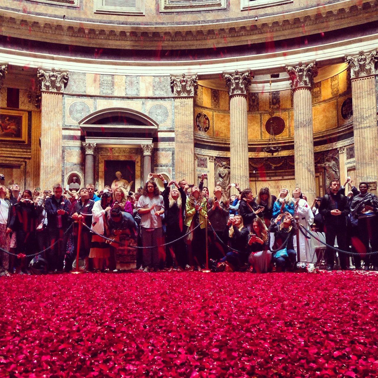 판테온 오쿨루스에서 장미 꽃잎이 떨어지는 모습