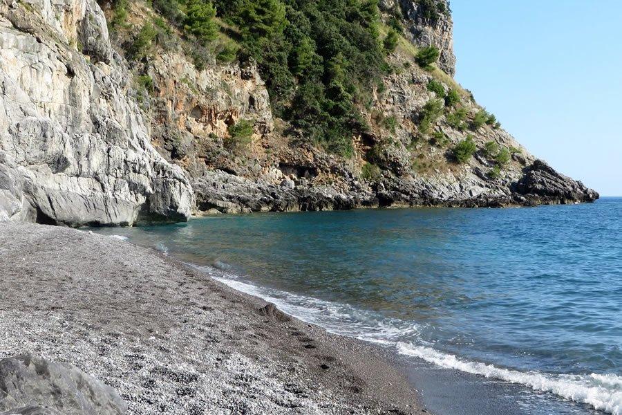 해변 서쪽 바위 지대