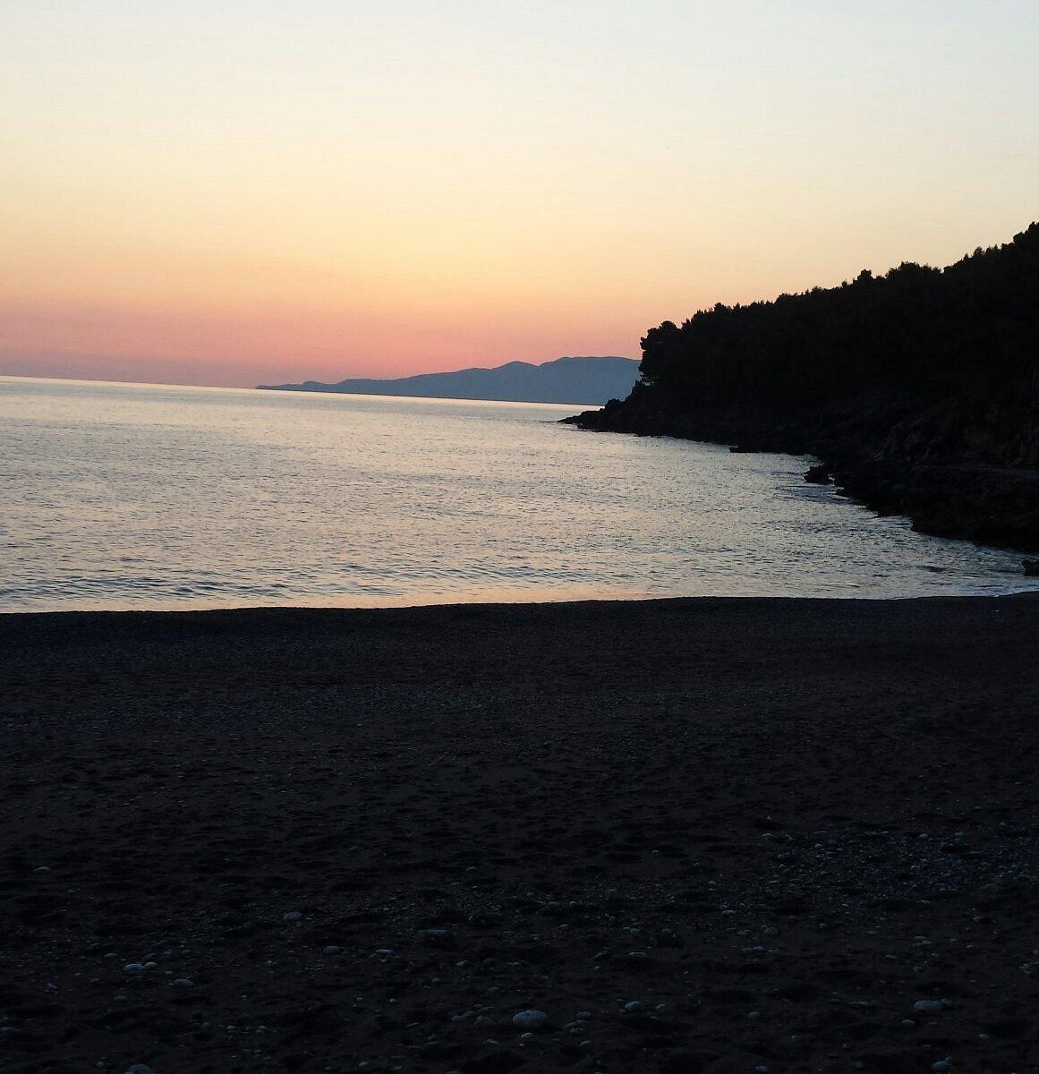 일몰 시 해변 중앙