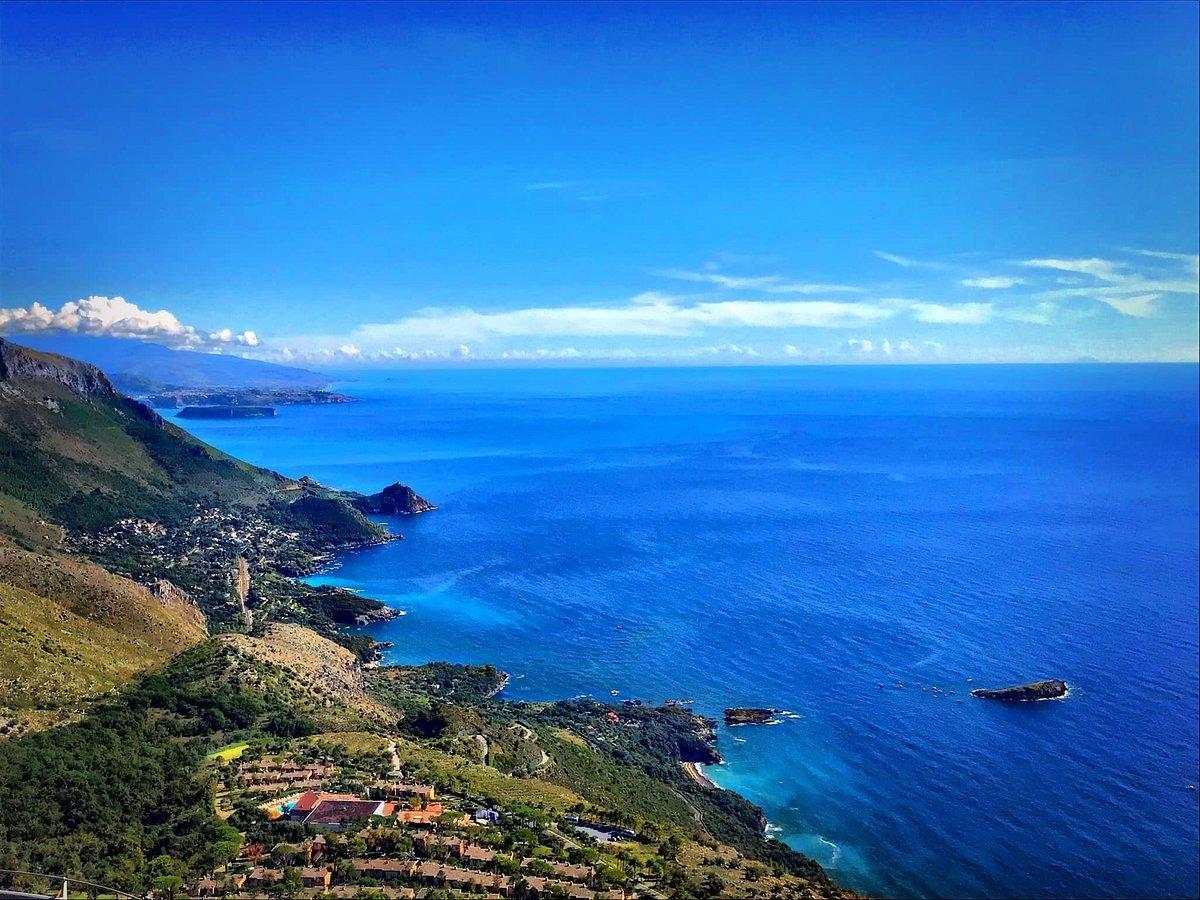 해변에서 바라보는 산 위의 예수상