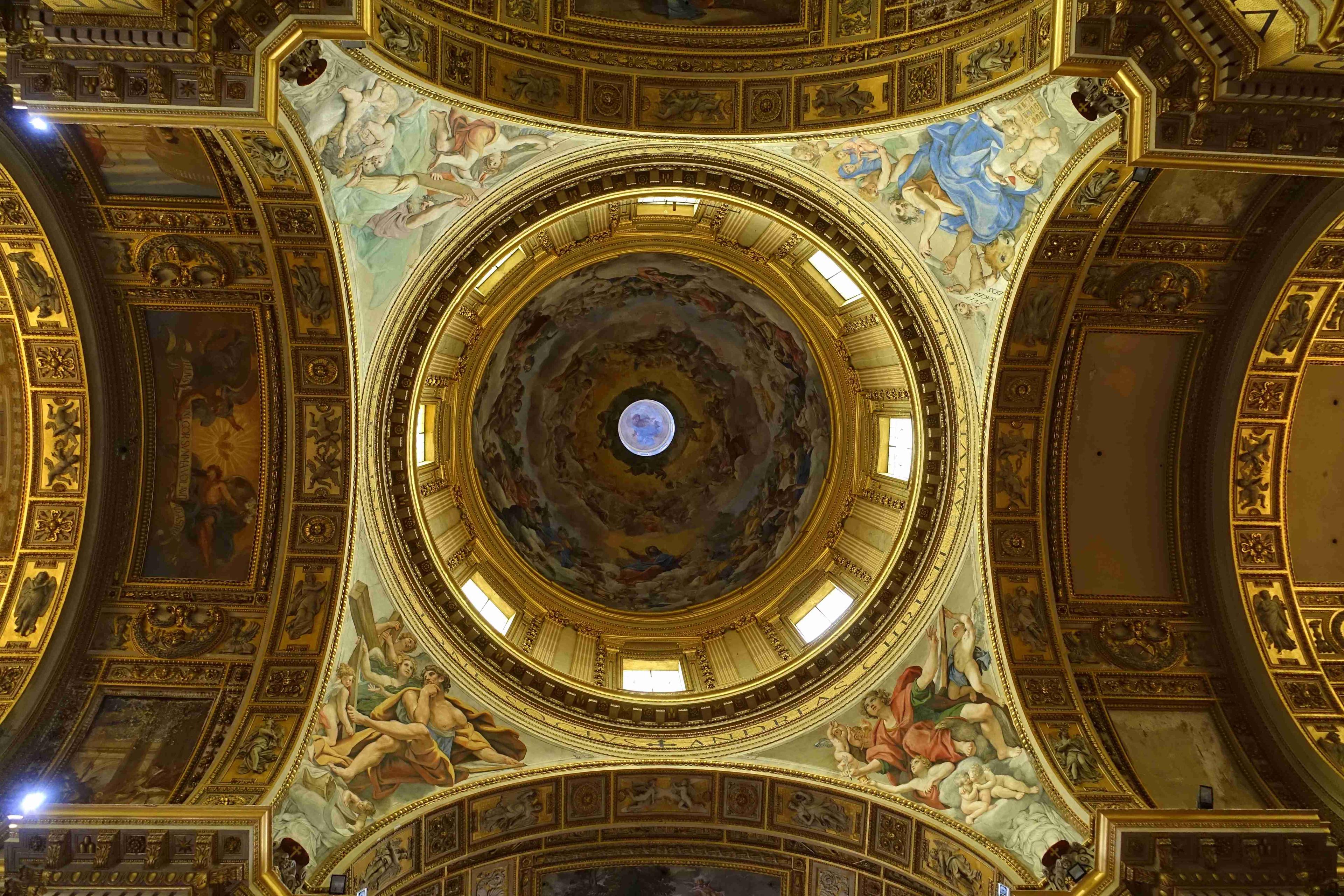 중앙 신랑에서 바라본 돔 천장