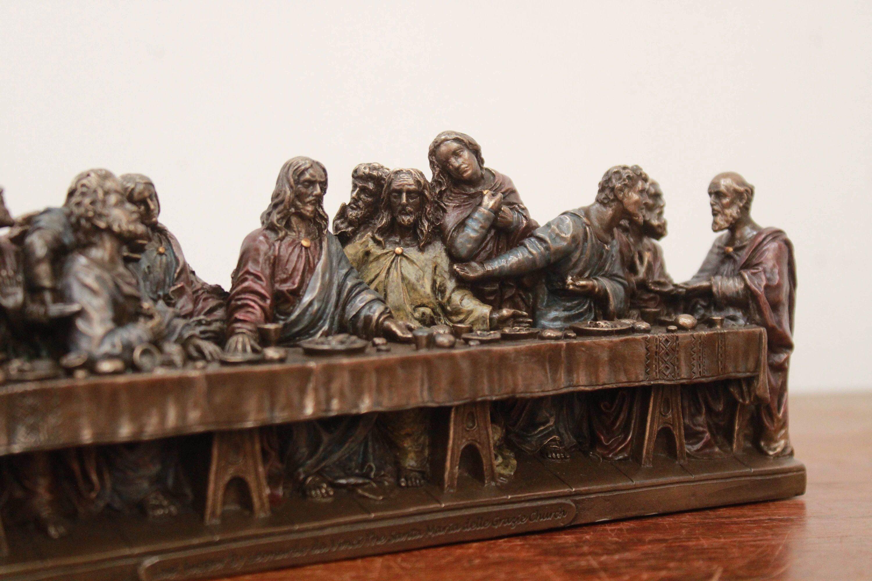 기념비 측면 (제자상과 함께)