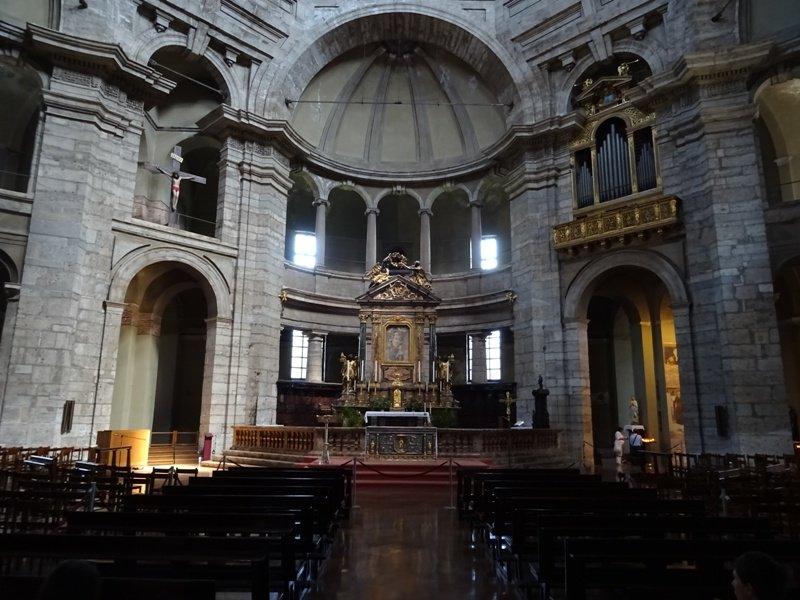 성당 내부 중앙 돔