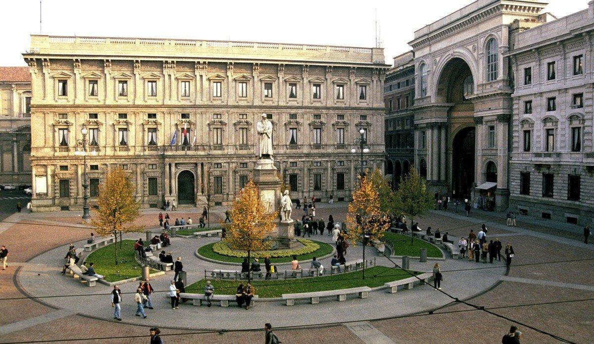 스칼라 광장에서 바라본 궁전 파사드
