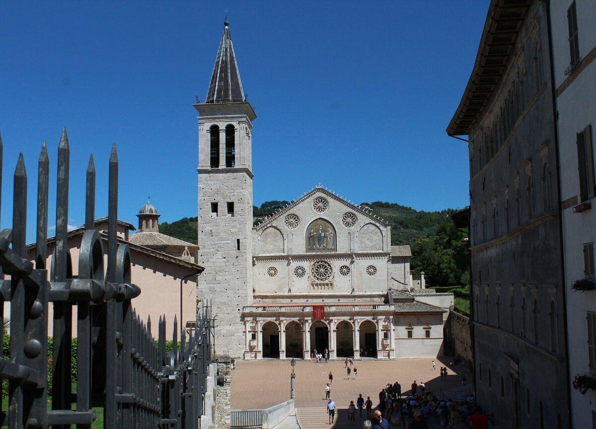 대성당 앞 광장 및 계단