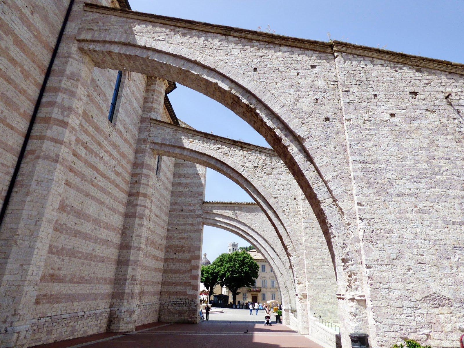 측면 부벽 (Flying Buttresses)