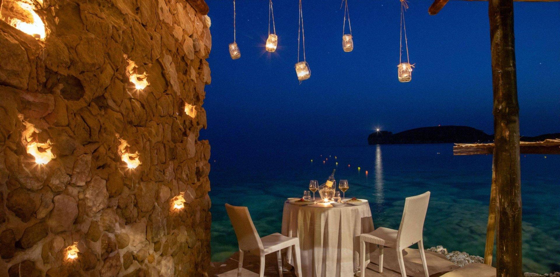 클럽 테라스 또는 해변가 테이블