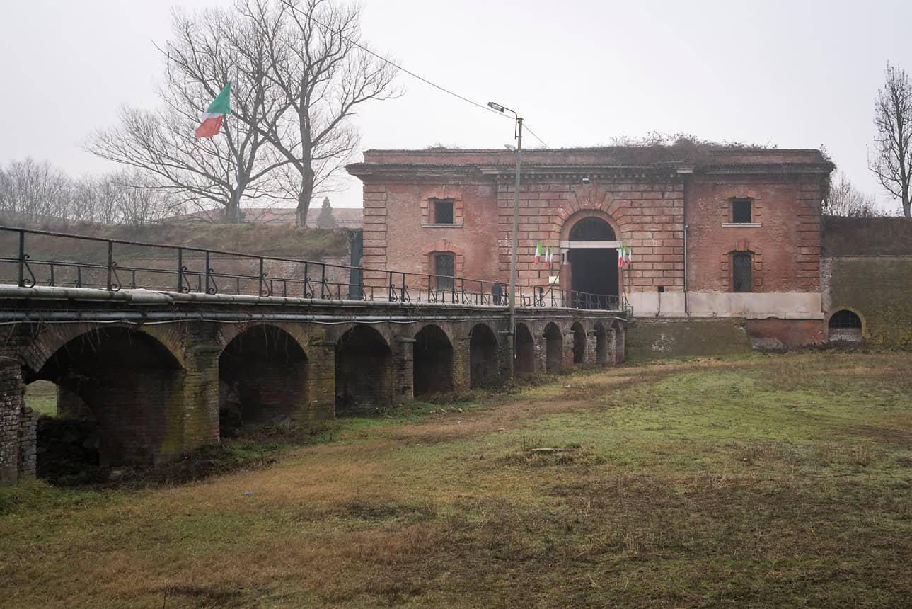 중앙 광장 (Piazza d'Armi) 주변 건물들