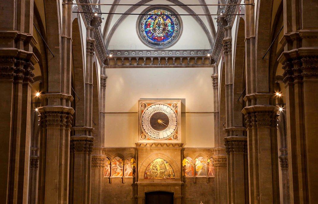 평일 미사가 진행 중인 대성당 내부