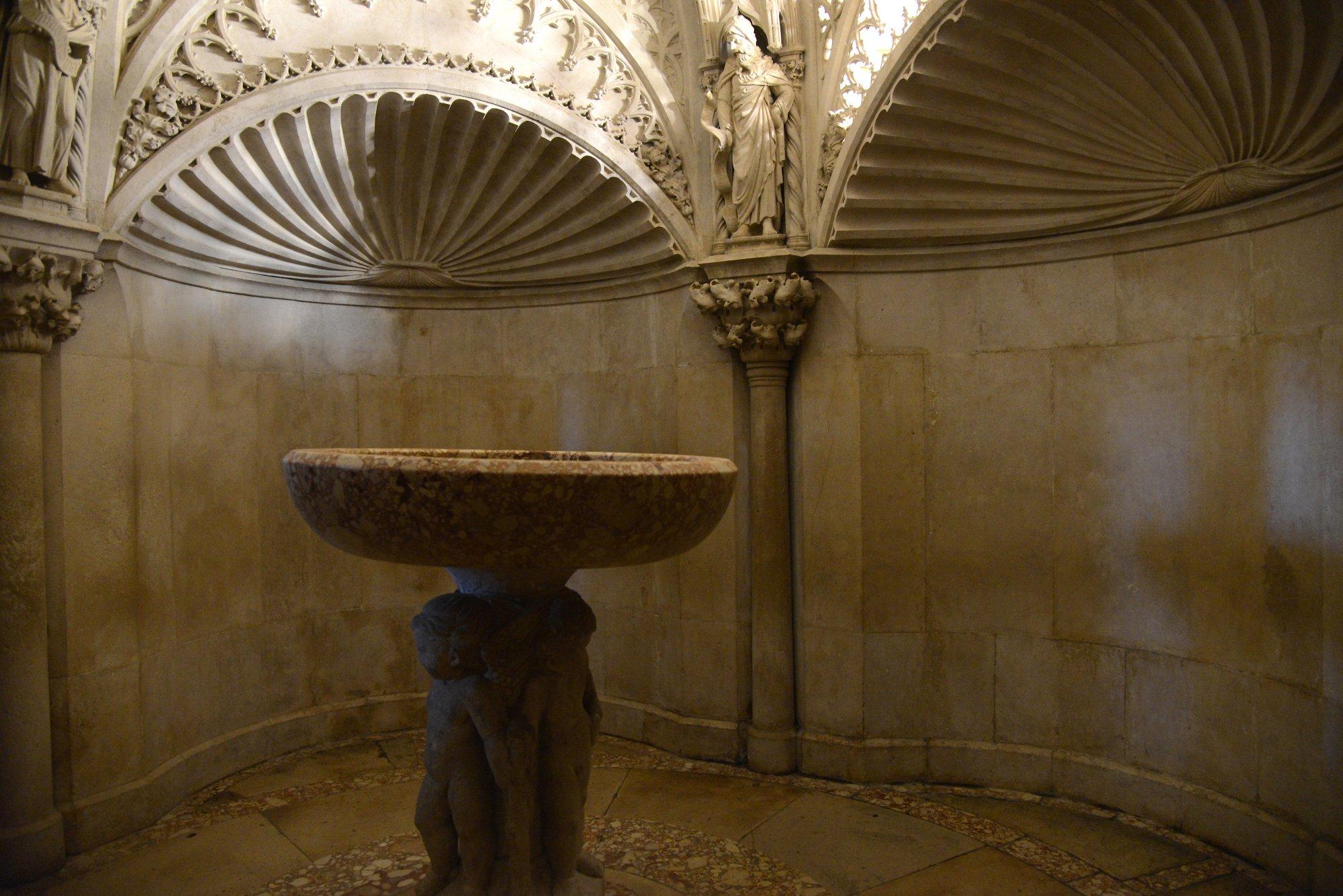 세례당 내부 천장 및 세례반