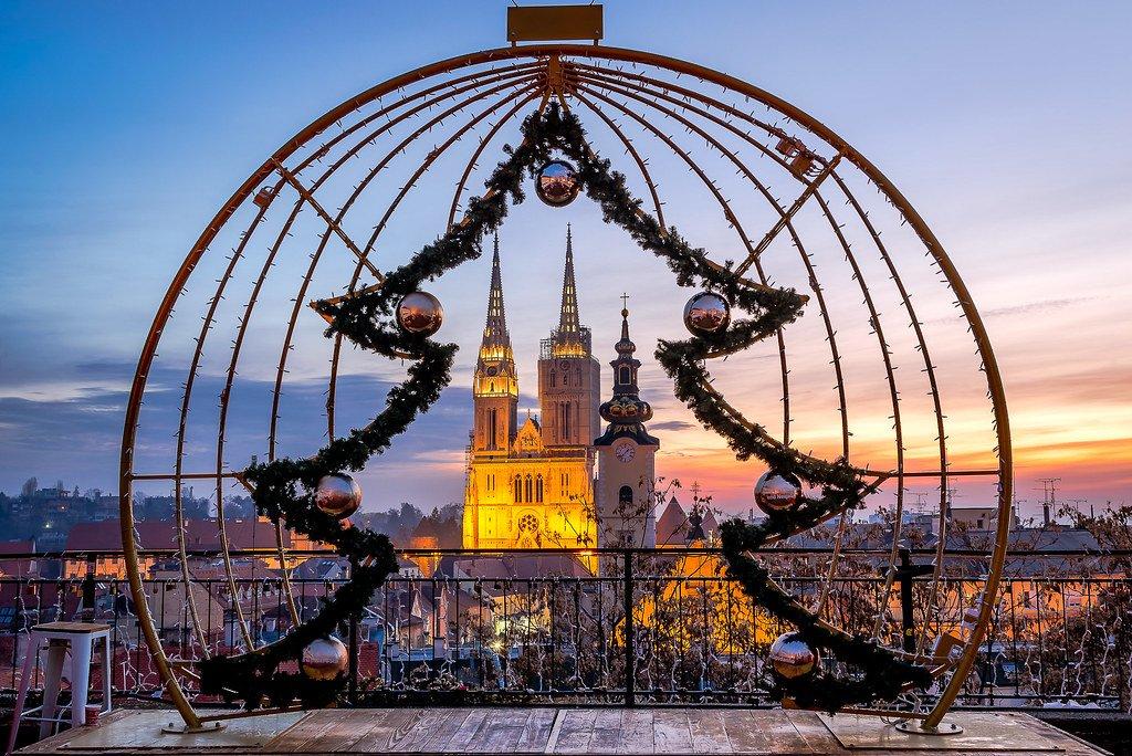 크리스마스 조명으로 장식된 자그레브 대성당과 주변 마켓 풍경