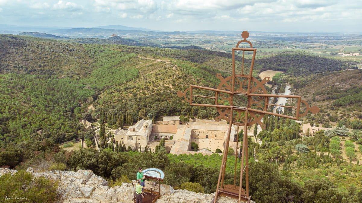 언덕 위 십자가에서 바라본 수도원 전경