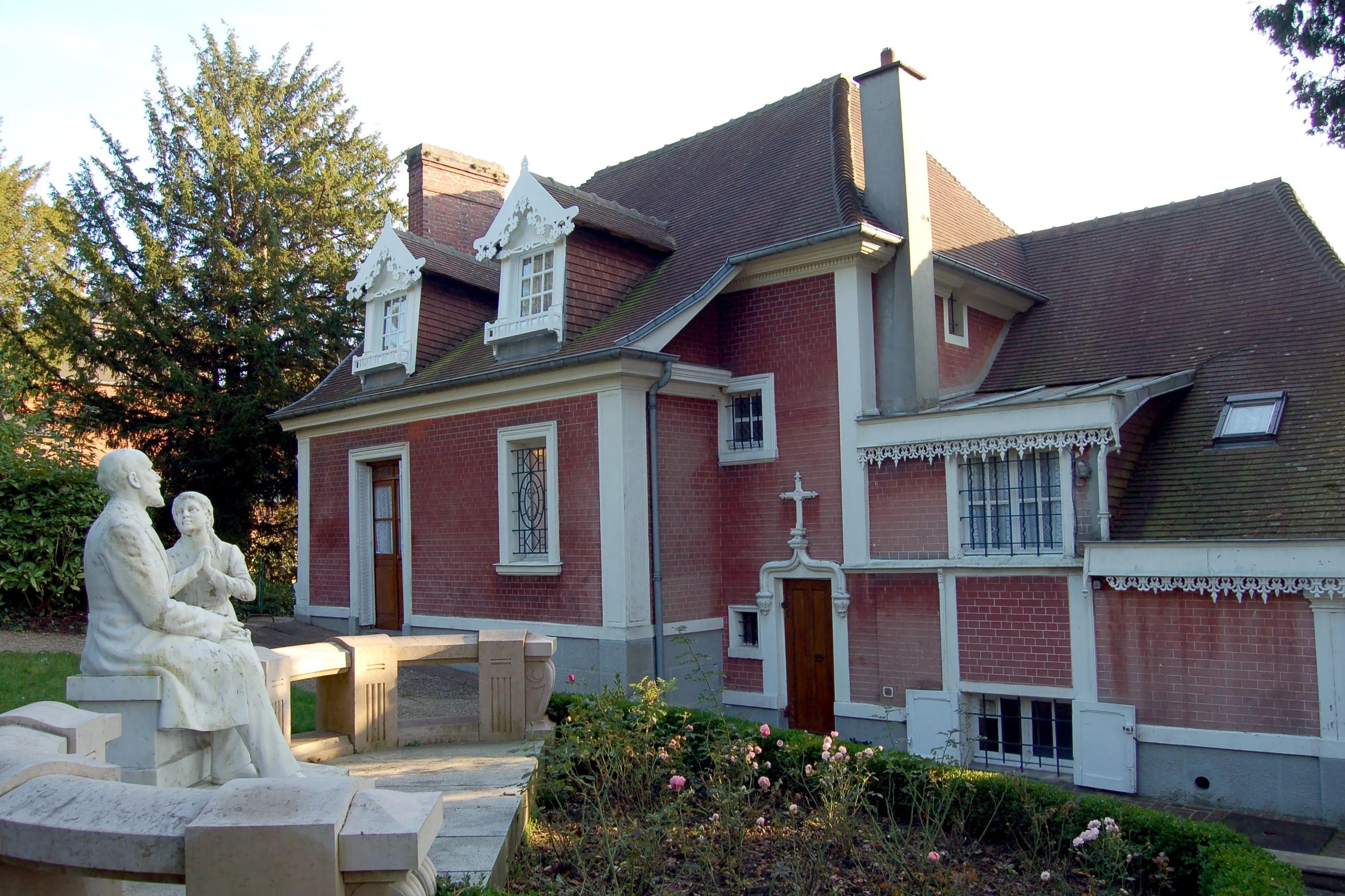 레 뷔소네 집 외관과 정원