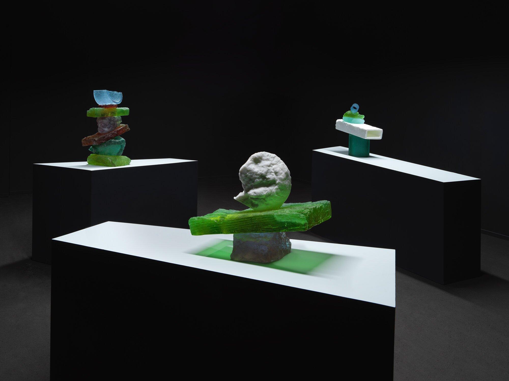 대형 설치 작품 앞