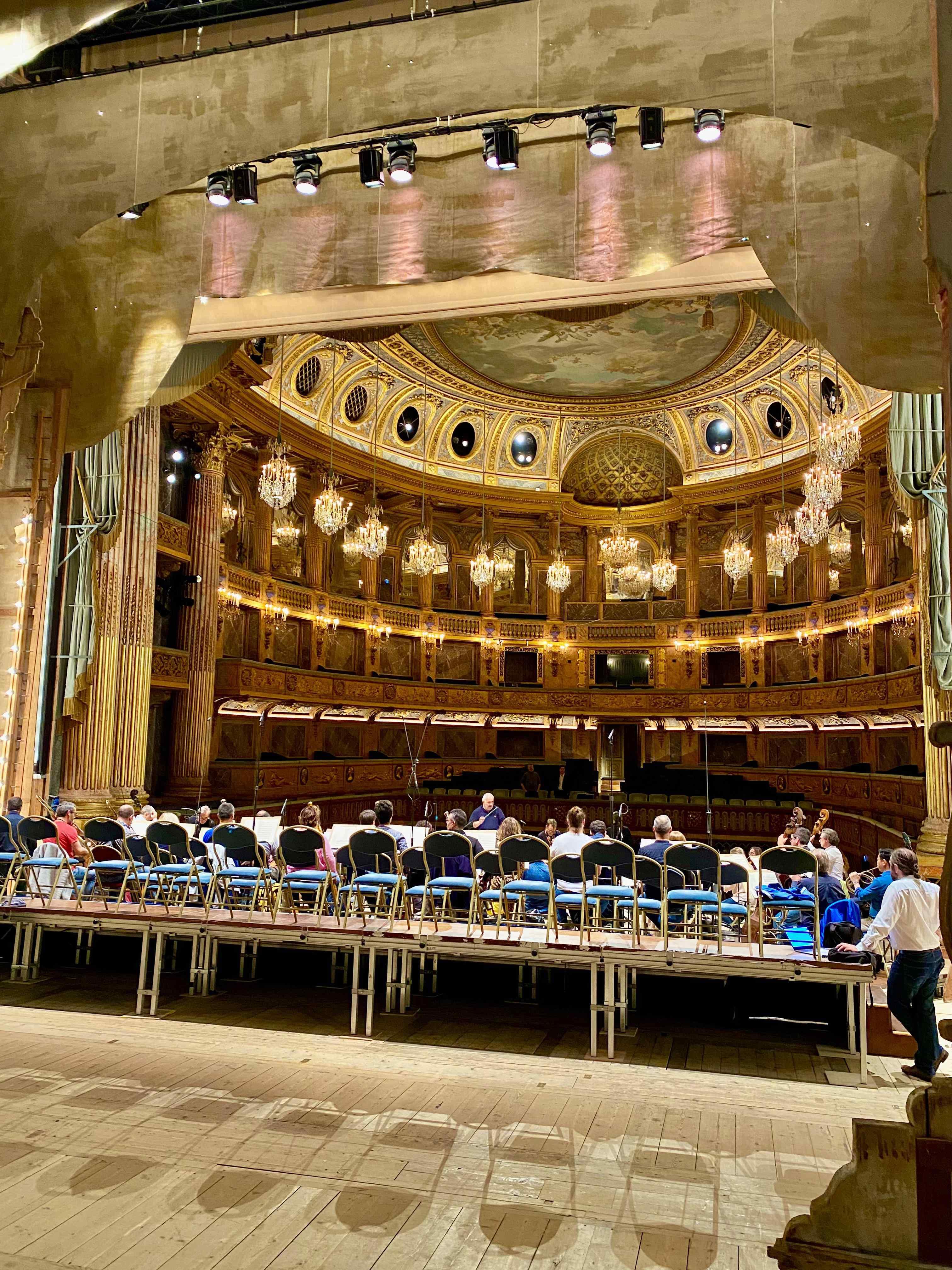 무대를 배경으로 한 객석