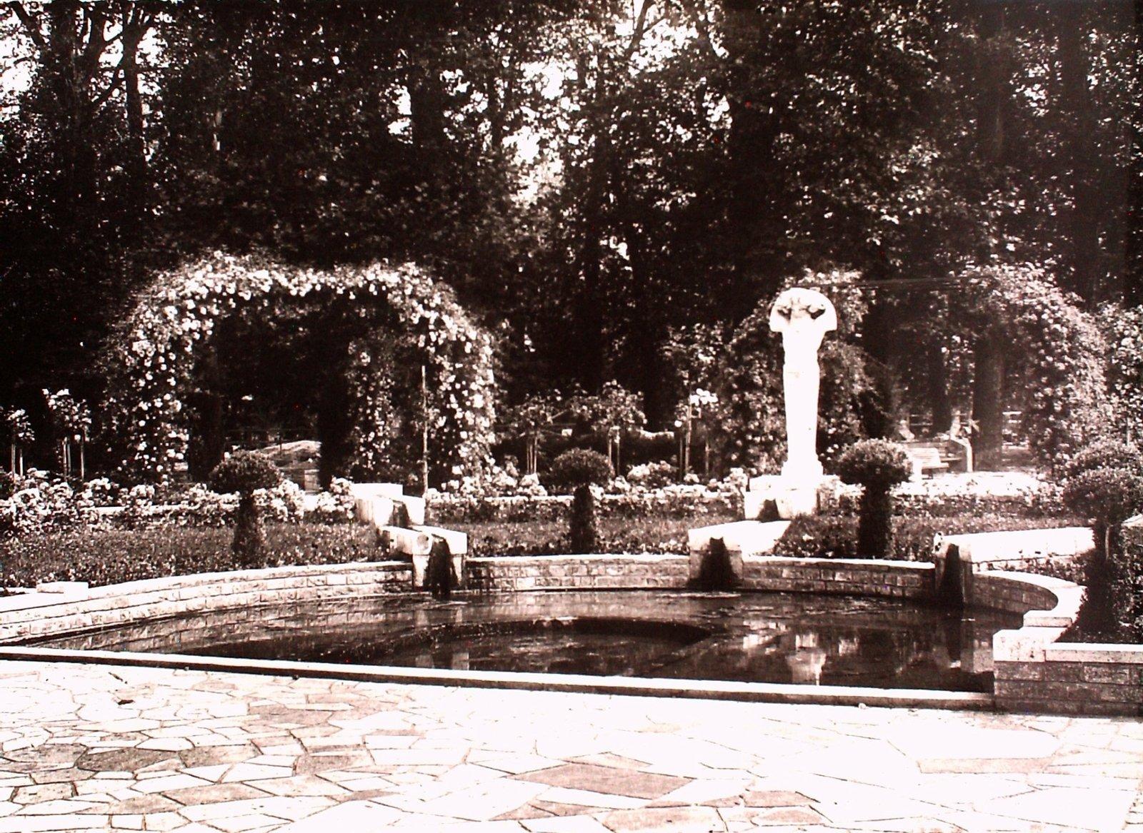 아르데코 분수와 조각상 주변