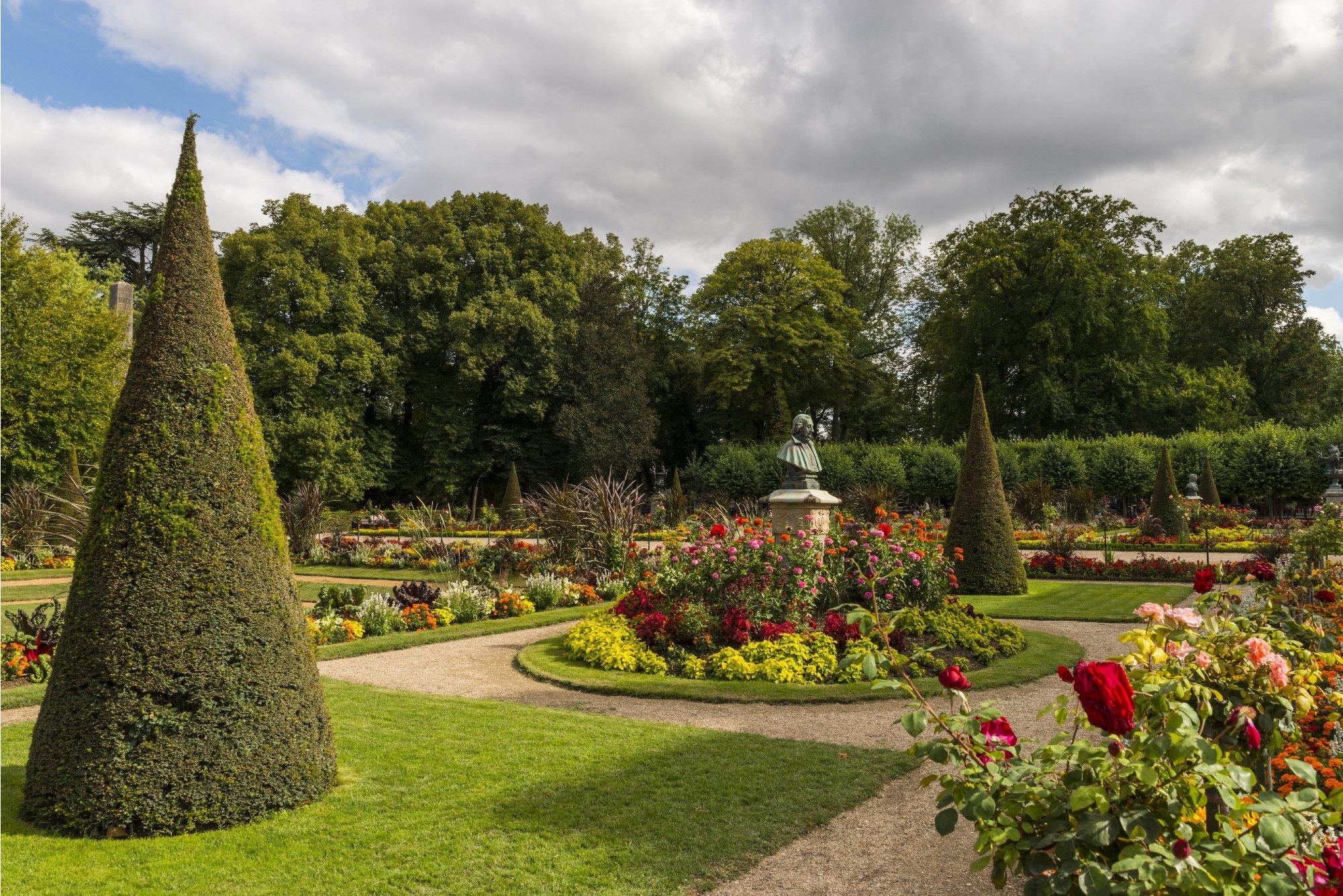 주목 아치 터널 및 토피어리