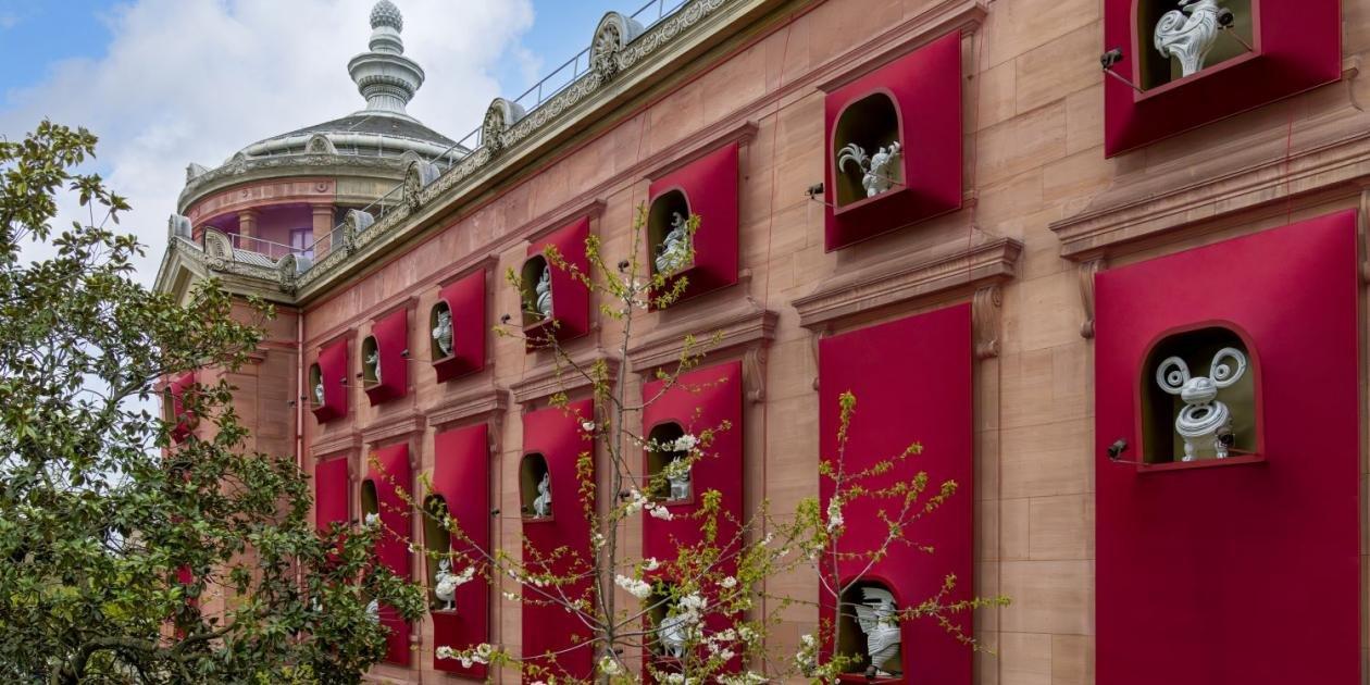 박물관 외부 (붉은색 파사드와 동물 조각)