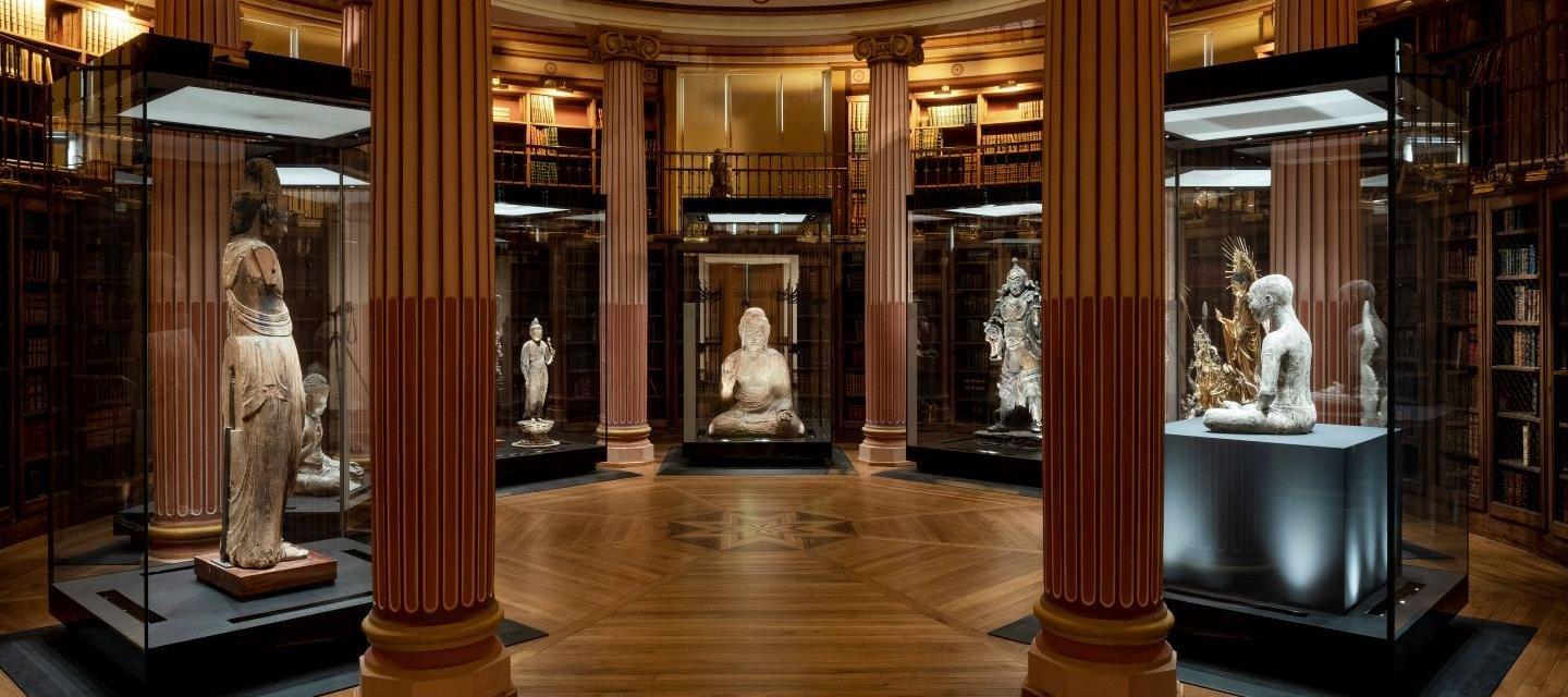 원형 돔 형태의 도서관 (최상층)