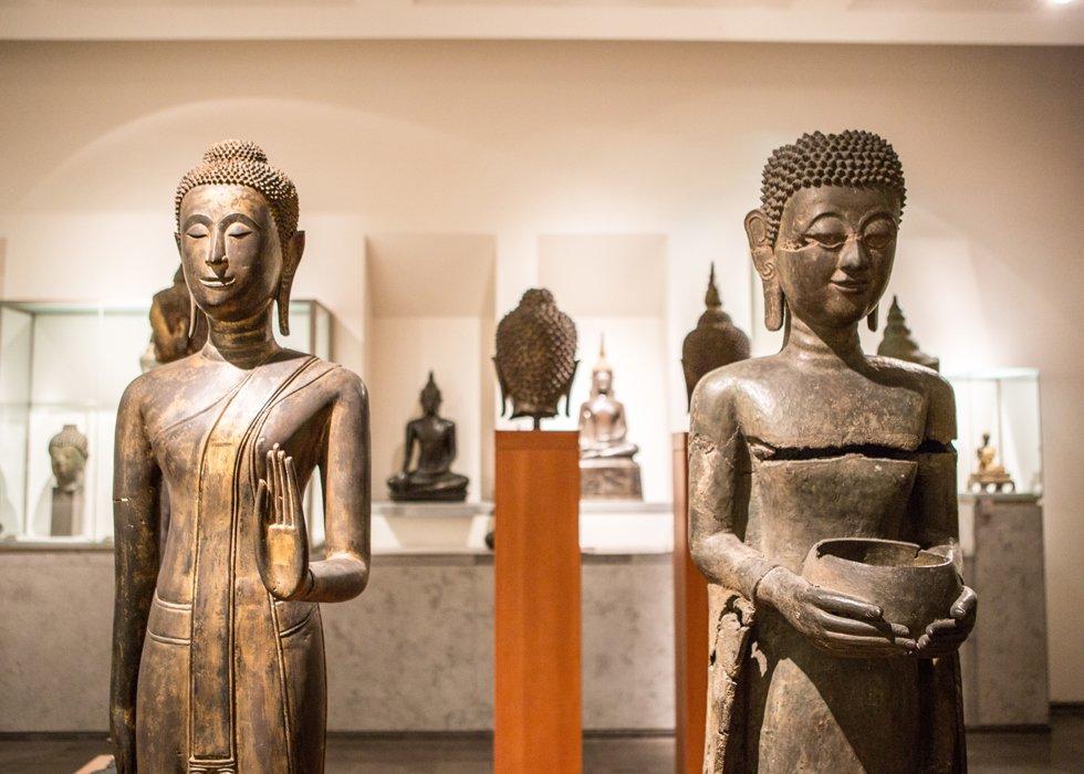 주요 대형 조각품 앞