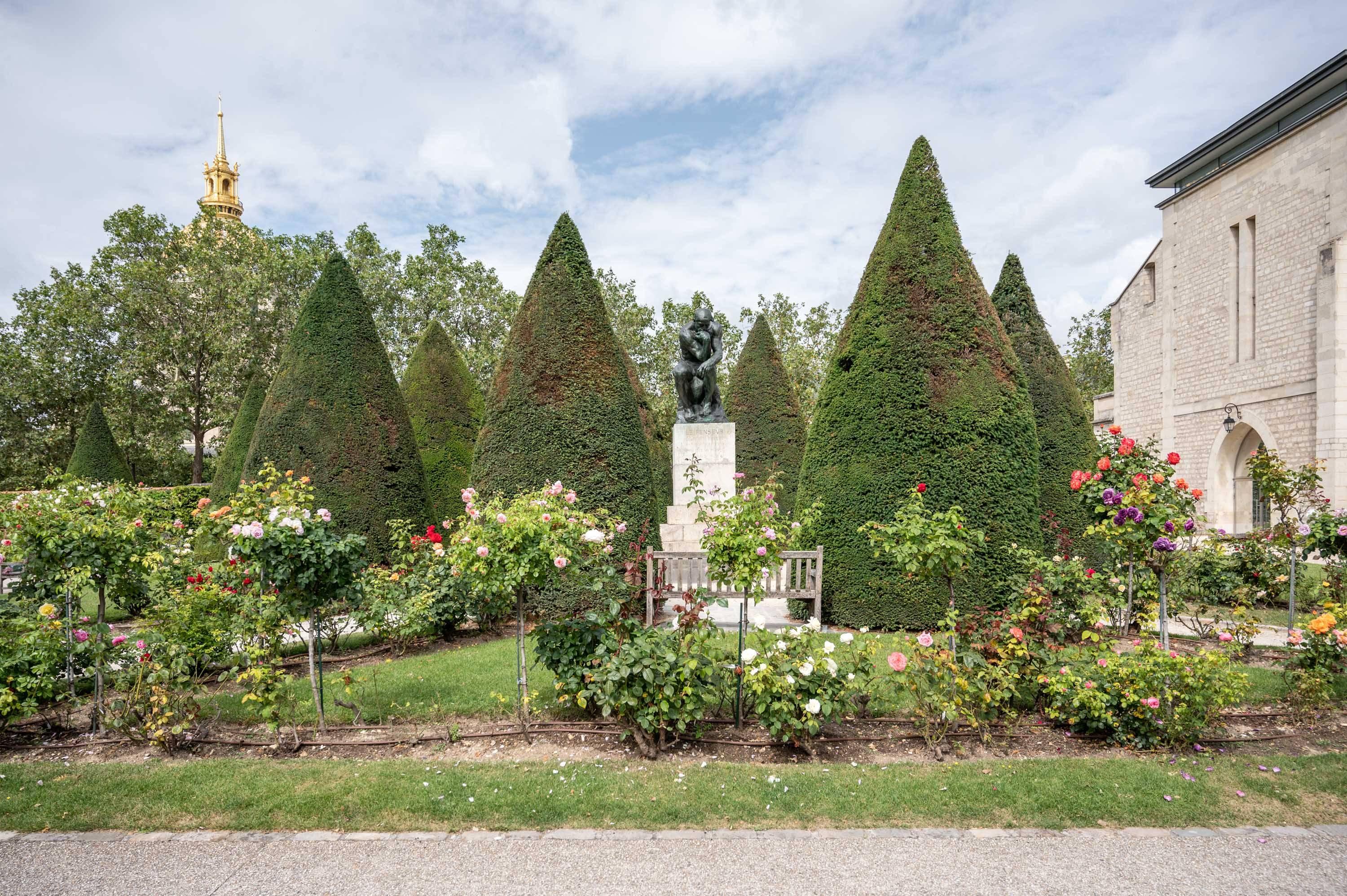 미술관 건물(오텔 비롱)을 배경으로 한 정원